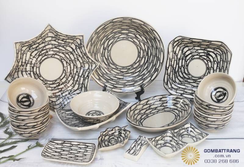  Set bát đĩa đa dạng kích thước, gồm bát ăn, bát tô và đĩa lớn, tiện lợi cho cả bữa ăn hằng ngày lẫn bữa tiệc.