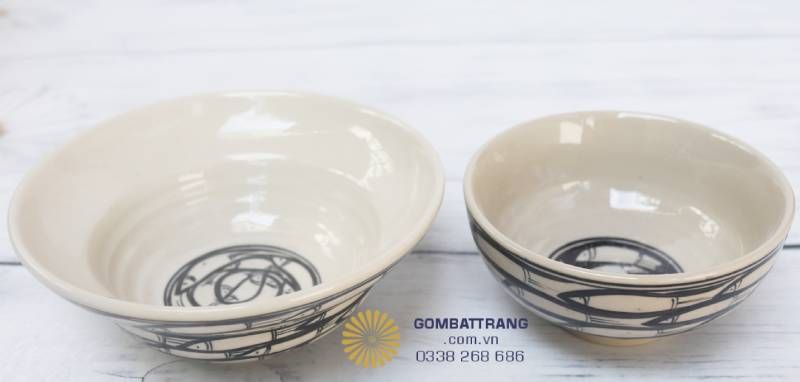 Chiếc bát ăn cơm men ngà, lòng rộng và sâu, dễ sử dụng cho nhiều món ăn như cơm, canh hoặc súp.