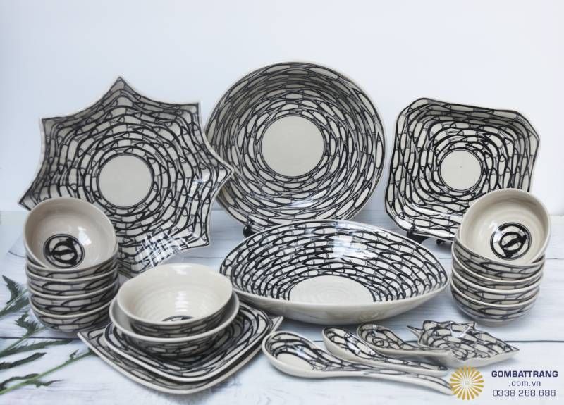 Set đĩa tròn, lục giác và bát tô đa dạng kích thước, men ngà kết hợp họa tiết cá độc đáo, thích hợp bày biện nhiều món ăn khác nhau.