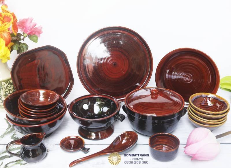  Bộ sưu tập gốm Bát Tràng gần 20 sản phẩm, ánh men đỏ nâu căng bóng như ngọn lửa, vừa mạnh mẽ vừa trữ tình.  “Men gốm đỏ như chiều thu, soi bóng bữa cơm gia đình ấm áp.”
