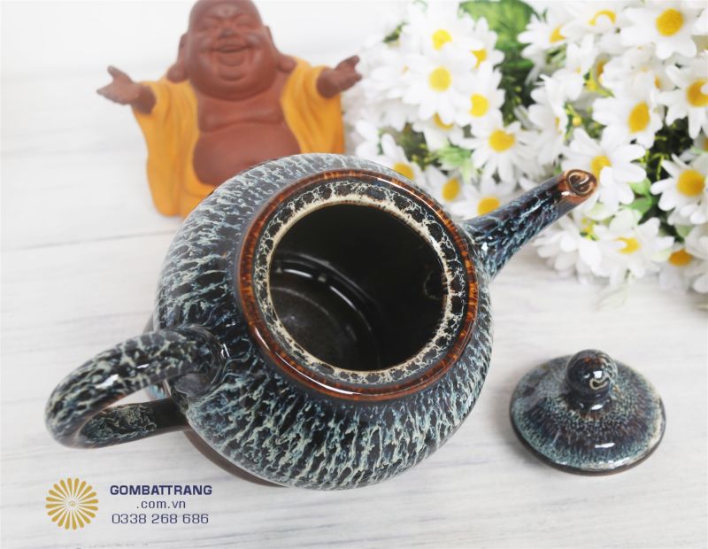 Lòng ấm được phủ một lớp men siêu mịn, bóng loáng