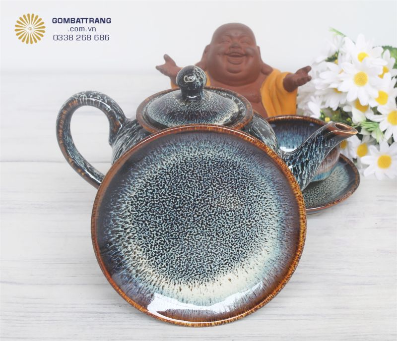 Đĩa lót được thiết kế tròn, vừa vặn với ấm và chén