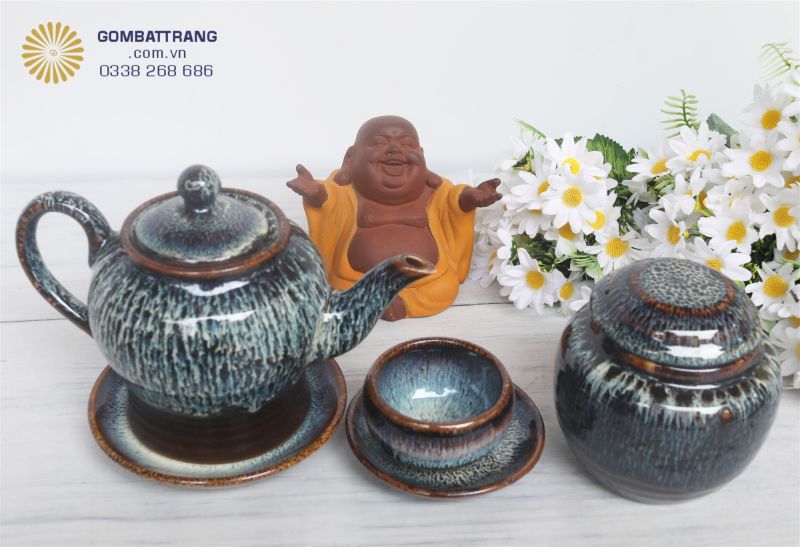 Bộ ấm chén với chất men cao cấp, sáng bóng