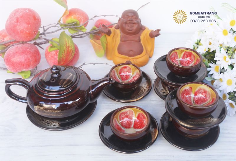 Chất men của bộ ấm chén đẹp sáng bóng, nổi bật cả căn phòng