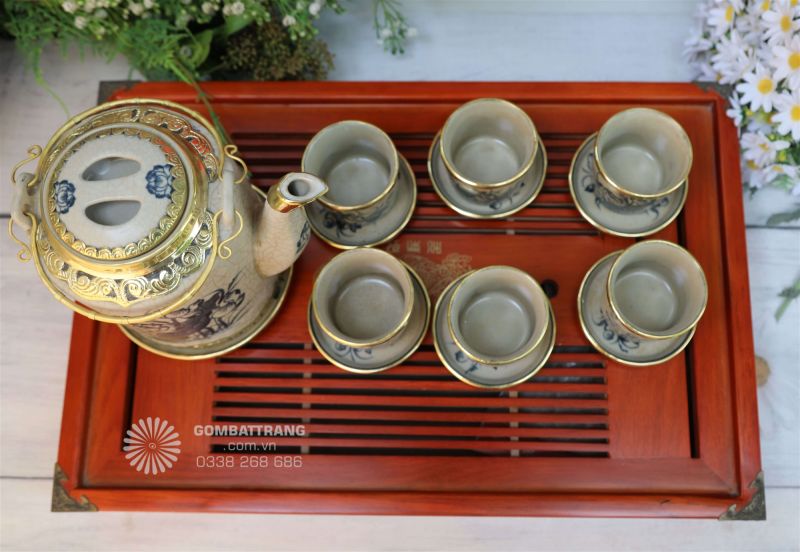 Bộ ấm chén men rạn cổ Bát Tràng mang vẻ đẹp mộc mạc, sang trọng và đậm chất truyền thống Việt