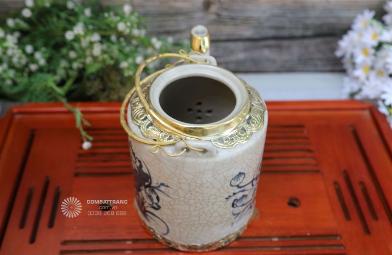 Ấm trà được trang bị bộ lọc hoa mai 5 lỗ độc đáo, giúp lọc trà hiệu quả, giữ lại cặn trà và mang đến dòng nước trà trong, tinh khiết. Thiết kế này còn tăng thêm vẻ đẹp thẩm mỹ cho chiếc ấm