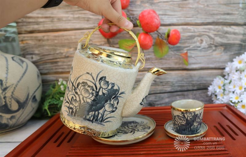 Thiết kế ấm trà men rạn cổ tinh xảo, vẽ tay thủ công, tạo điểm nhấn đậm chất nghệ nhân
