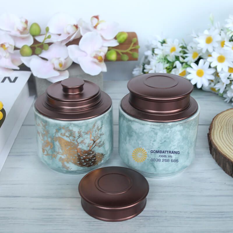 Khi đặt cạnh ấm chén, ấm trà hay các vật dụng trà đạo khác, hũ sứ tạo nên bộ sưu tập hài hòa, nâng tầm không gian thưởng trà