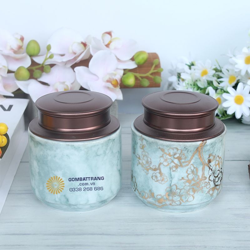 Hộp đựng chè bằng sứ còn là món đồ trang trí tinh tế cho bàn trà, tủ kệ hay không gian phòng khách