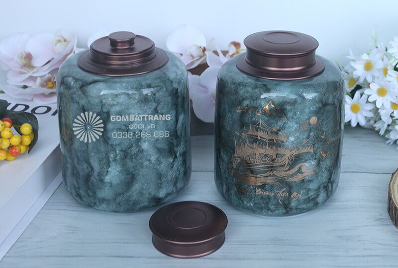 Hộp đựng chè khô được thiết kế dạng trụ cao với miệng rộng, thuận tiện cho việc lấy chè và vệ sinh