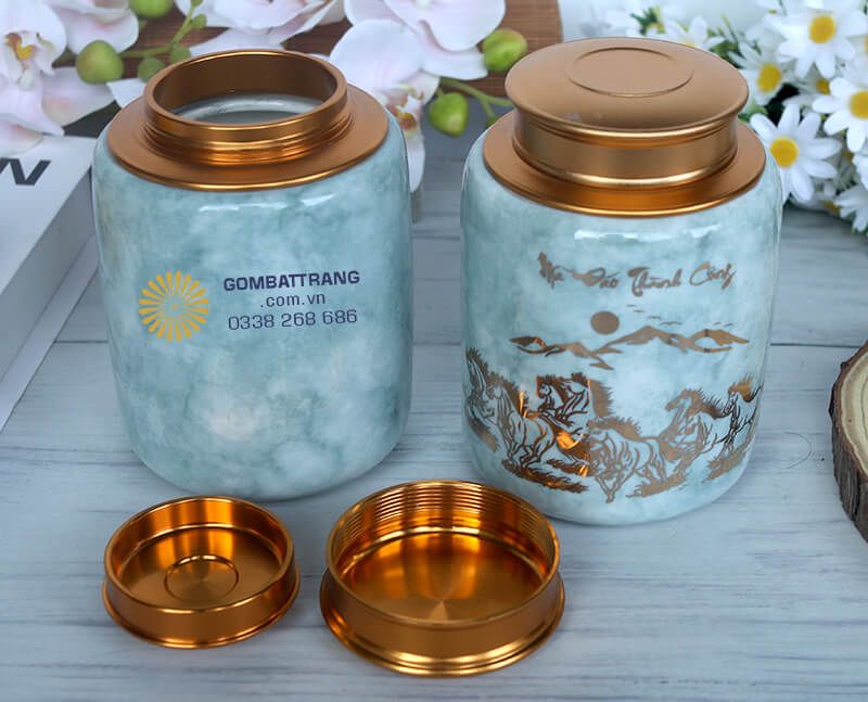 Lọ đựng chè đẹp với họa tiết hoa sen thanh cao, giúp không gian thêm phần thanh tịnh, an yên