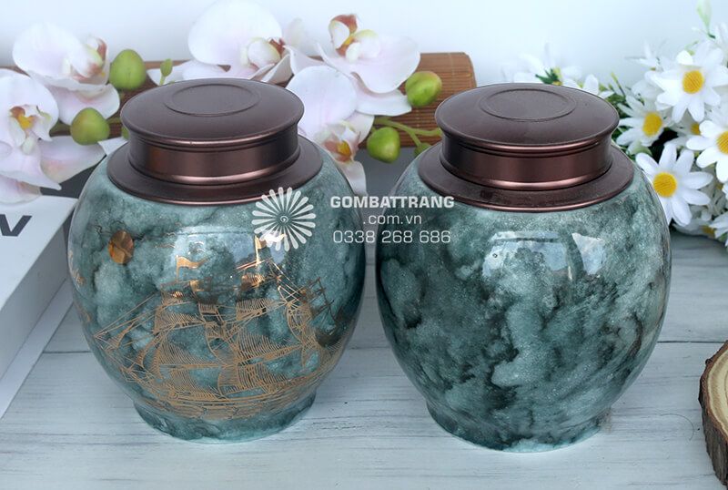 Hũ đựng trà Bát Tràng được đánh giá cao bởi chất lượng men gốm đặc trưng và kỹ thuật nung tỉ mỉ qua nhiều thế hệ nghệ nhân