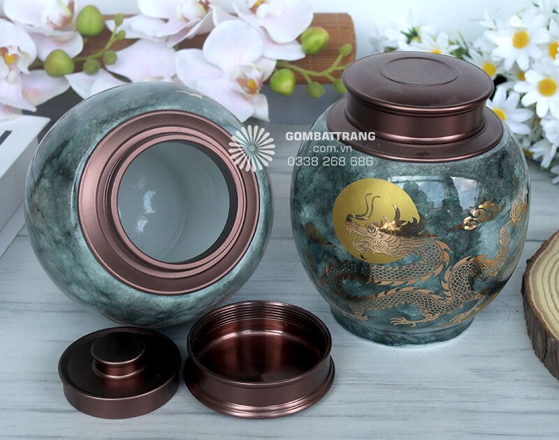 Kiểu dáng của lọ đựng chè đẹp tròn trịa, đầy đặn với thân lọ phình to, miệng lọ hơi thắt lại vừa phải, tạo sự cân đối hài hòa