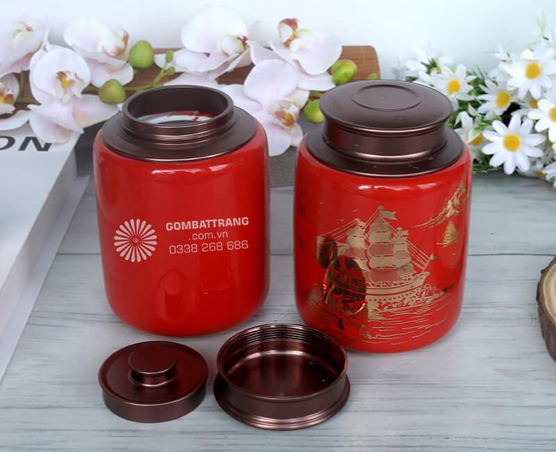 Hũ sứ đựng trà với họa tiết này đặc biệt phù hợp làm quà tặng trong các dịp khai trương