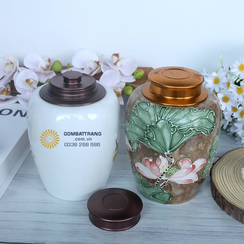 Mẫu hộp đựng chè khô màu nâu đất được điểm xuyết bằng họa tiết hoa sen hồng mềm mạ