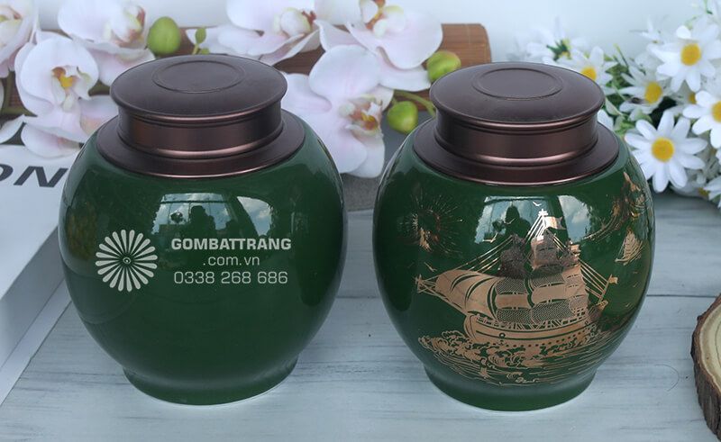 Hộp đựng trà bằng gốm sở hữu sắc xanh ngọc bích đặc trưng, gợi lên cảm giác thanh tao và gần gũi với thiên nhiên