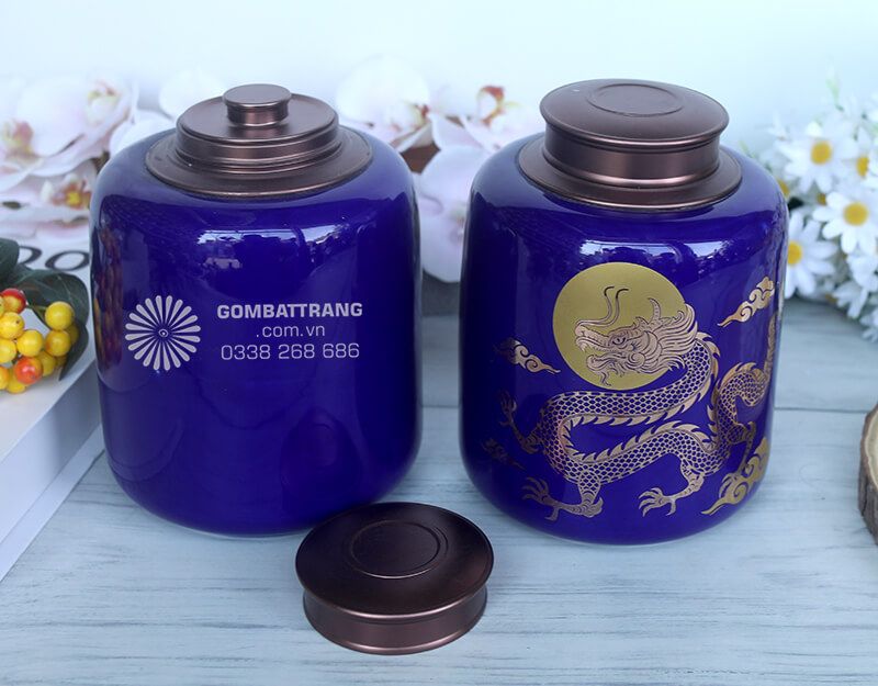 Ngoài chức năng bảo quản, hũ đựng trà bằng sứ còn là món đồ trang trí bàn trà vô cùng ấn tượng