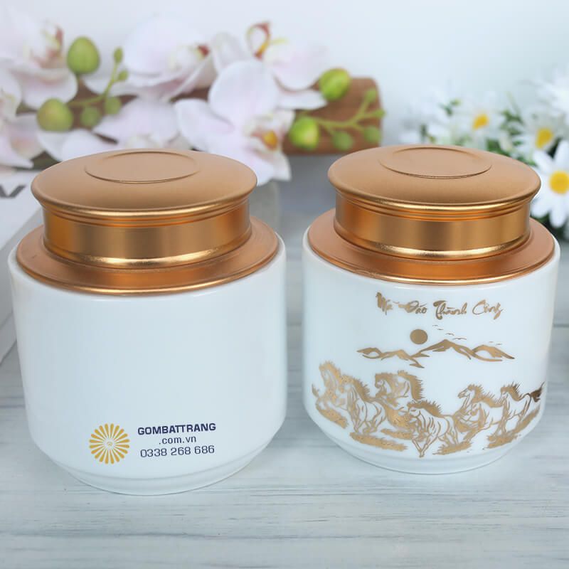 Hộp đựng trà bằng sứ mã đáo thành công được chế tác từ chất liệu gốm sứ Bát Tràng cao cấp, mang đến sự an toàn cho việc bảo quản trà