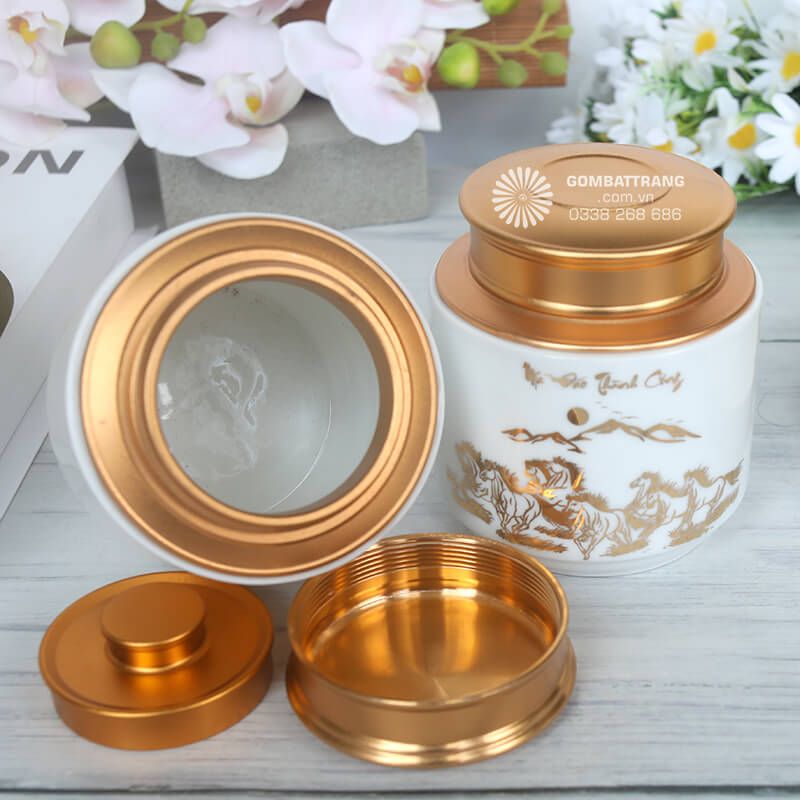 Sự kết hợp hài hòa giữa màu trắng thanh nhã và họa tiết vàng sang trọng tạo nên điểm nhấn cuốn hút mọi ánh nhìn