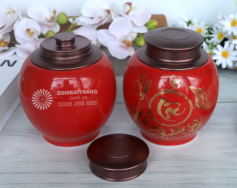 Hộp đựng trà bằng sứ gây ấn tượng mạnh mẽ với họa tiết chữ Lộc được mạ vàng nổi bật trên nền đỏ