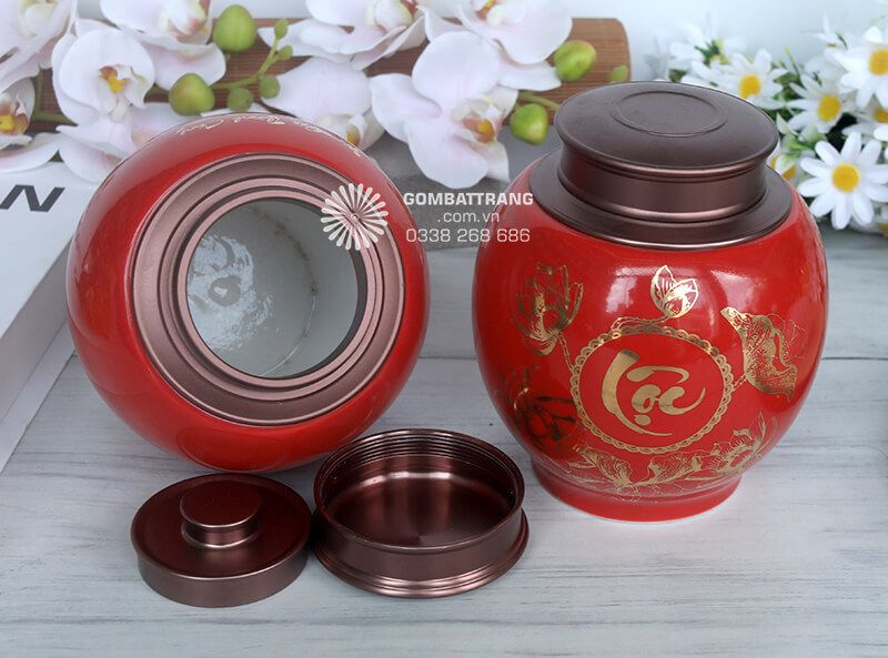 Hũ đựng trà bát tràng có kiểu dáng hình cầu tròn trịa, tạo nên sự cân đối, hài hòa, dễ dàng sắp đặt trong không gian trà thất