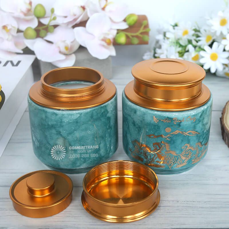 Thành lọ đựng chè được kéo mỏng đều, vừa đảm bảo độ bền chắc vừa tạo cảm giác nhẹ nhàng khi cầm nắm
