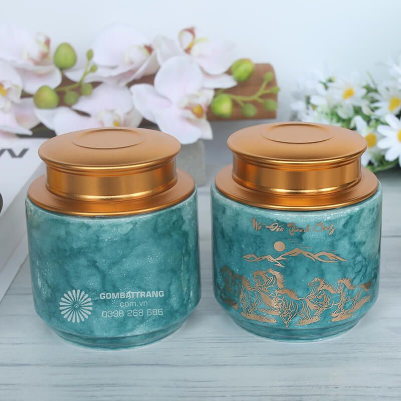 Lọ đựng chè bát tràng với sắc xanh tinh tế dễ dàng hòa hợp với nhiều phong cách trang trí nội thất, từ cổ điển đến tối giản hiện đại