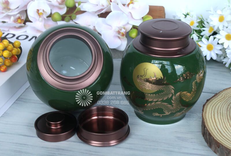 Lọ đựng chè bát tràng với chữ "Lộc" tượng trưng cho sự giàu sang, phú quý và thịnh vượng