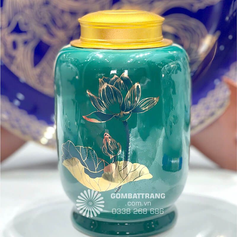 Sản phẩm hộp đựng trà gốm sứ bát tràng sen xanh được chế tác bởi nghệ nhân làng gốm truyền thống