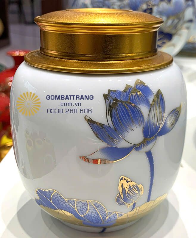 Với thiết kế sang trọng, hộp đựng trà bằng sứ là món đồ trang trí bàn trà lý tưởng, tạo điểm nhấn tinh tế cho không gian thưởng trà