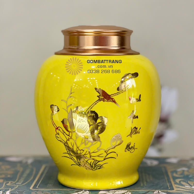 Nắp đậy bằng đồng mạ vàng kín đáo giữ trọn hương vị và độ ẩm lý tưởng cho chè
