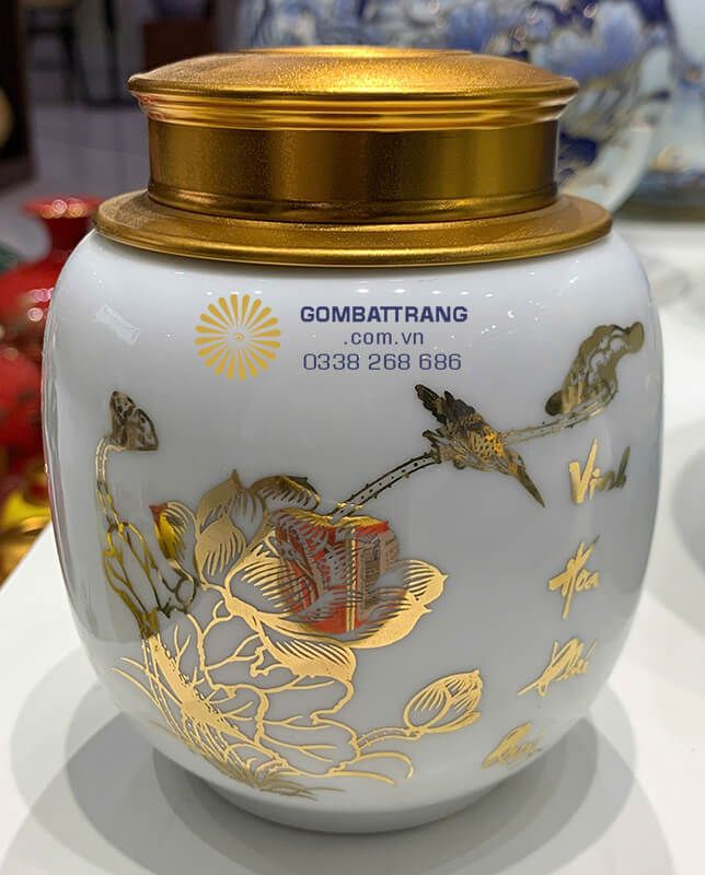 Điểm nhấn đặc biệt của lọ đựng chè đẹp chính là họa tiết hoa sen và chữ thư pháp được mạ vàng 24K tinh xảo