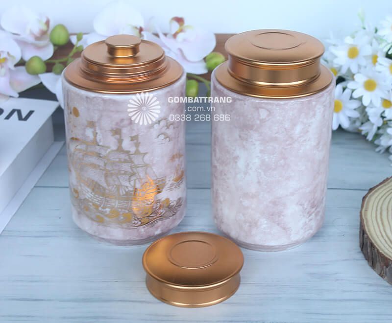 Mỗi chi tiết nhỏ trên lọ đựng chè đẹp đều thể hiện tâm huyết và tài năng của người thợ, mang nét riêng biệt và giá trị nghệ thuật cao