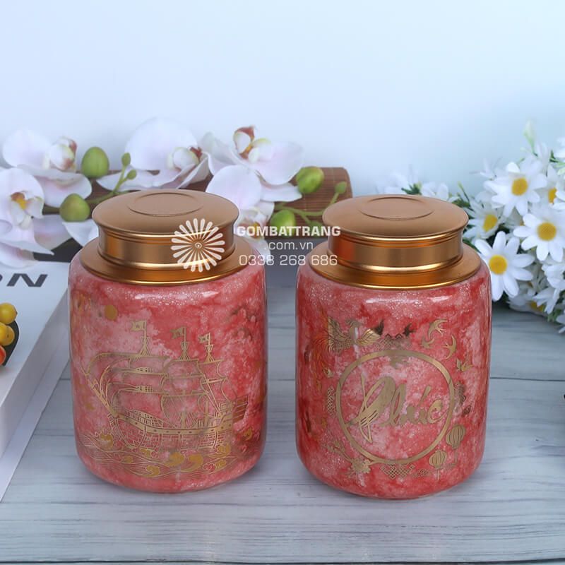 Lọ đựng trà gốm sứ với tông màu đỏ rực rỡ, điểm xuyết họa tiết truyền thống mạ vàng sang trọng