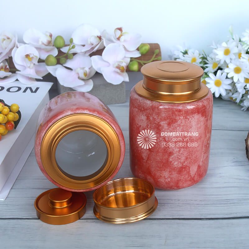 Lọ đựng chè đẹp này không chỉ là nơi cất giữ trà quý mà còn là vật phẩm phong thủy mang lại may mắn, tài lộc cho gia chủ