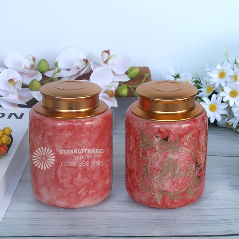 Nắp đậy được thiết kế bằng hợp kim mạ vàng đồng tạo điểm nhấn thẩm mỹ và đảm bảo khả năng đóng kín hoàn hảo