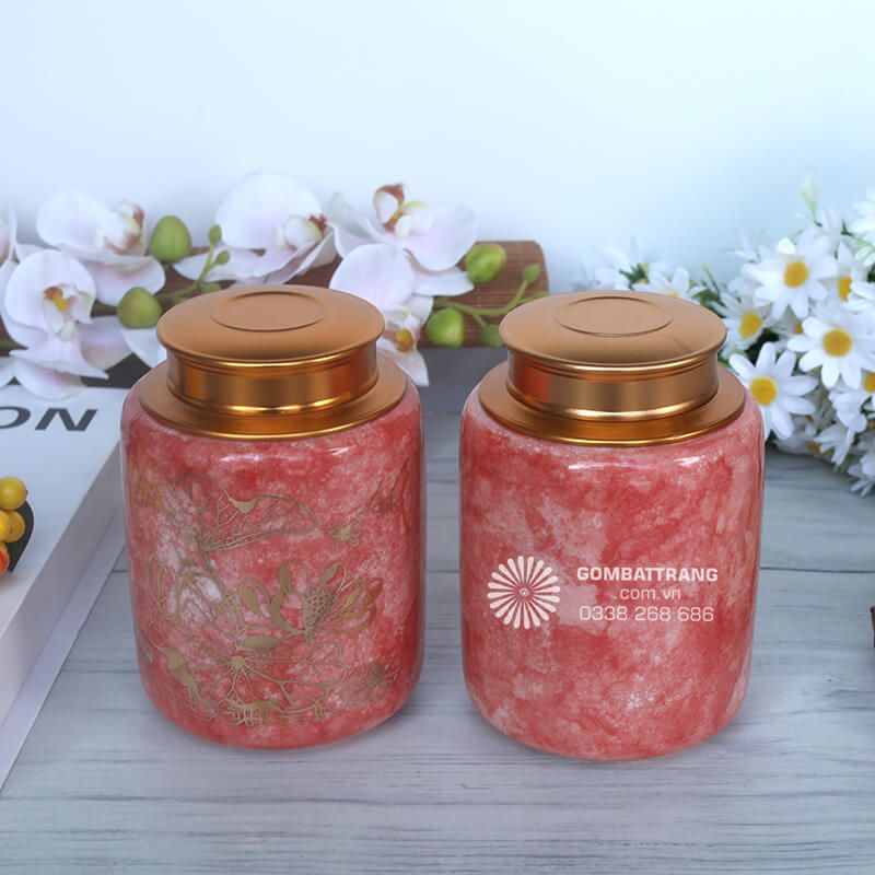 Màu đỏ của hũ gốm đựng trà theo phong thủy tượng trưng cho hành Hỏa, mang đến sự may mắn, tài lộc và thịnh vượng