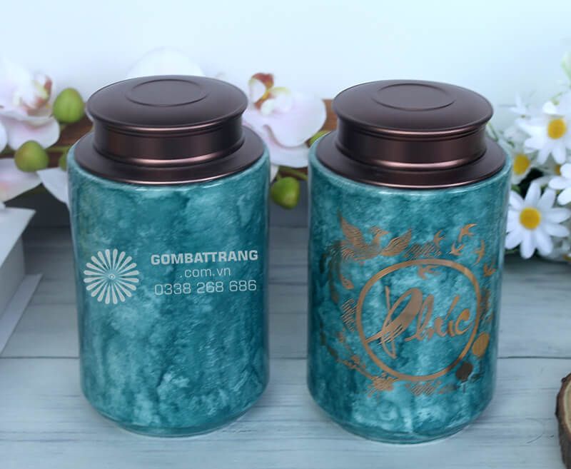 Hộp trà gốm nổi bật với tông màu xanh ngọc bích đầy quyến rũ, gợi nhớ đến sắc ngọc quý hiếm trong tự nhiên