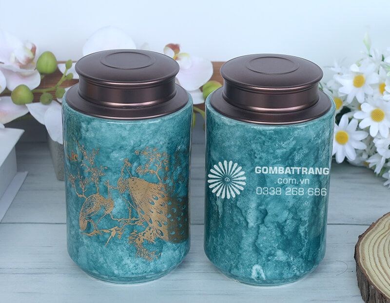 Hộp trà gốm không chỉ là vật dụng lưu trữ mà còn là điểm nhấn hoàn hảo cho việc trang trí bàn trà