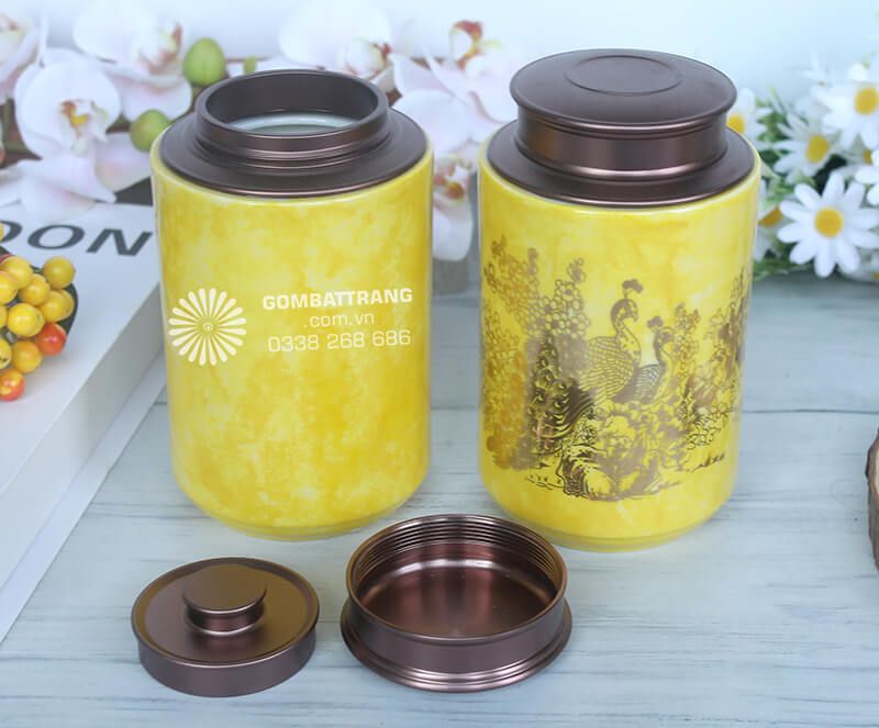 ​Thiết kế miệng hộp rộng vừa đủ giúp việc múc trà trở nên thuận tiện, trong khi nắp đậy chắc chắn