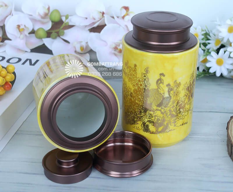  Lớp mạ vàng ánh kim nổi bật trên nền vàng chanh tươi sáng, khiến lọ đựng chè đẹp này trở thành tâm điểm thu hút mọi ánh nhìn