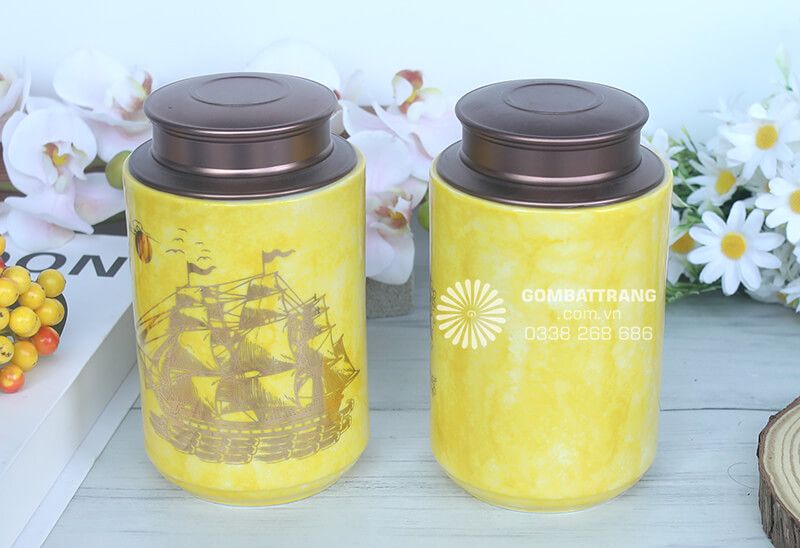 Với họa tiết mạ vàng sang trọng, lọ đựng chè bát tràng phù hợp với nhiều phong cách nội thất khác nhau