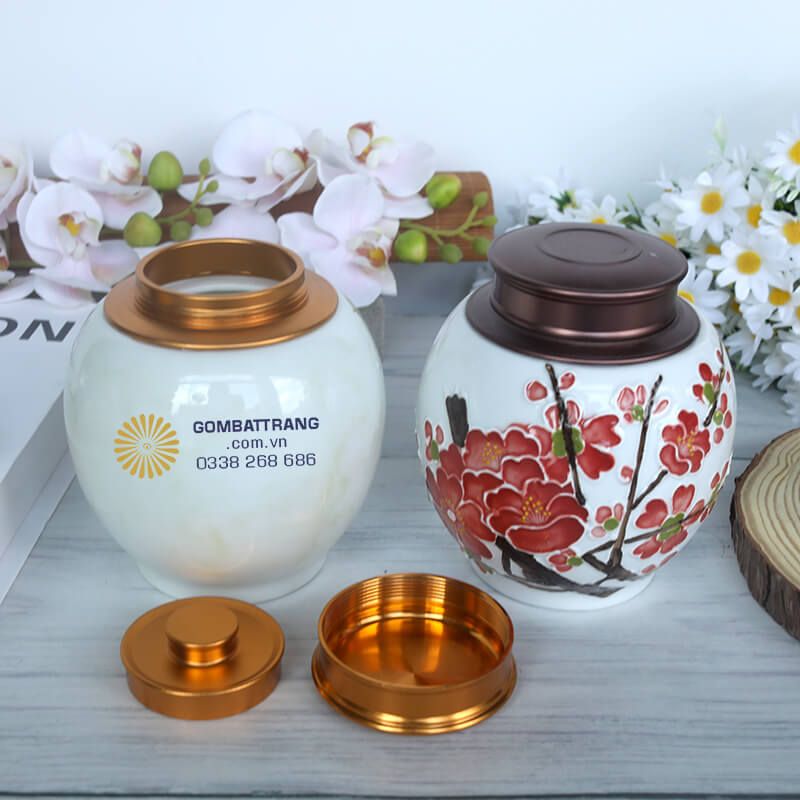 Sự kết hợp giữa chất liệu gốm sứ truyền thống và họa tiết hoa đào mang lại ý nghĩa phong thủy sâu sắc