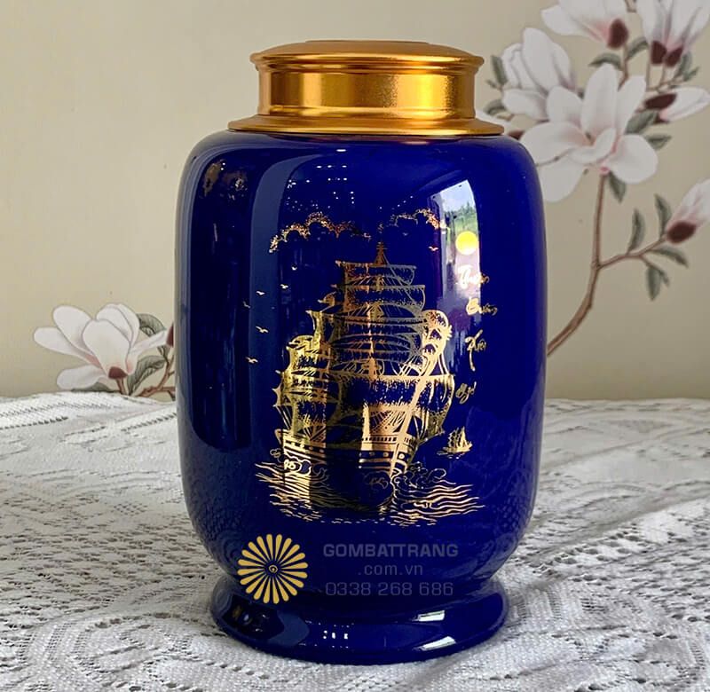 Bề mặt gốm sứ được tráng men cao cấp, bóng láng như gương, phản chiếu ánh sáng tạo vẻ đẹp lung linh quyến rũ