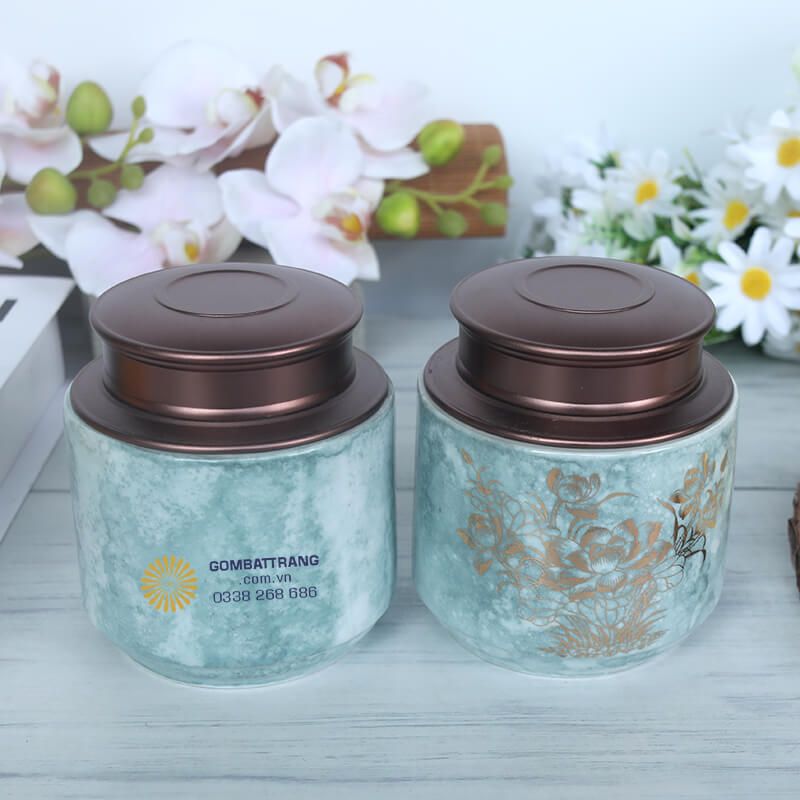 Không chỉ là dụng cụ bảo quản, hũ đựng trà bằng sứ với thiết kế tinh xảo còn là món đồ trang trí sang trọng cho không gian sống