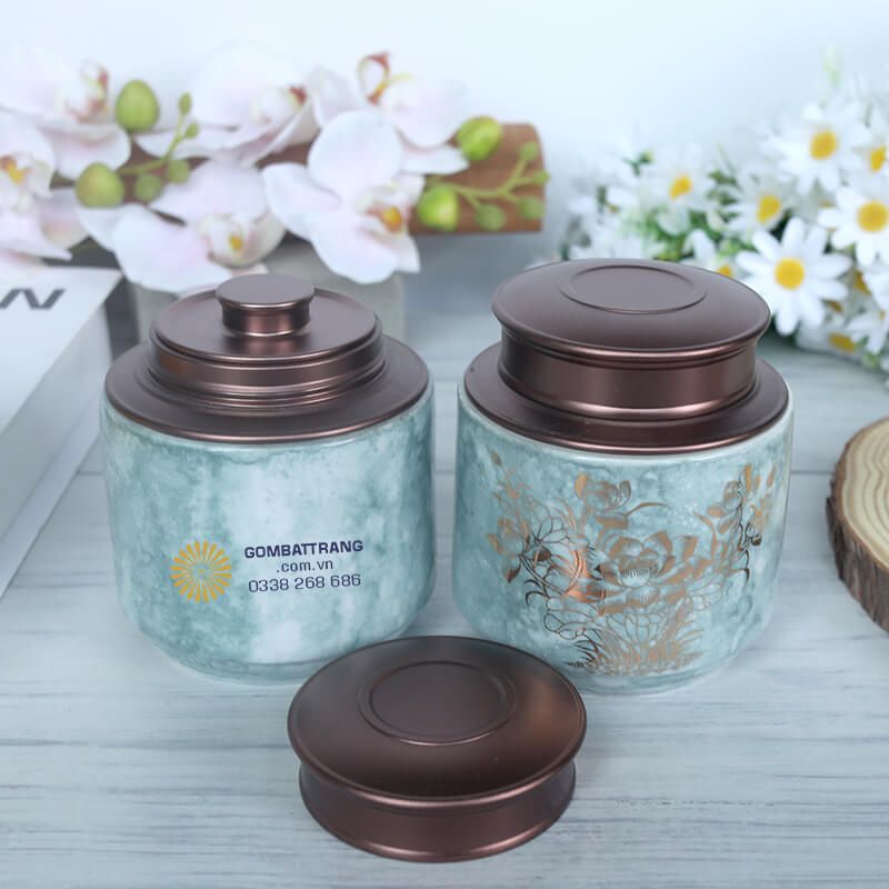  Những cánh sen được phác họa tinh xảo bằng nét vàng óng ánh, tỏa ra từng tầng cánh mỏng manh nhưng kiên cường