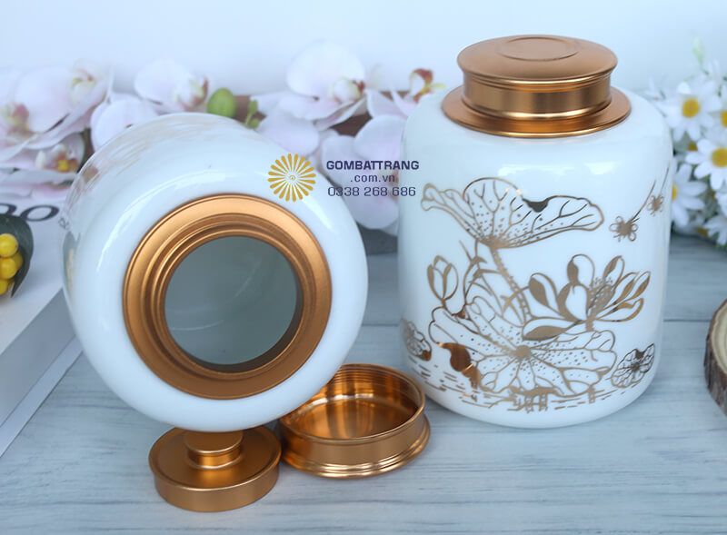 Nắp đồng khít kín không cho không khí lưu thông, đảm bảo bình đựng trà khô luôn thơm ngon như ngày đầu tiên