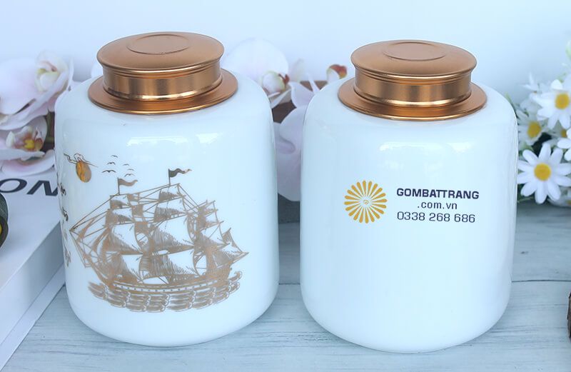 Hũ đựng trà bằng sứ được chế tác từ sứ trắng ngọc cao cấp, bề mặt men mịn màng, tạo cảm giác sang trọng và tinh khôi