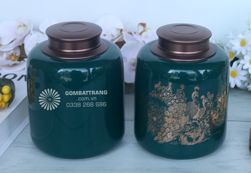 Sự kết hợp giữa chữ Phúc và hình ảnh chim công tạo nên một thông điệp phong thủy mạnh mẽ về sự thịnh vượng