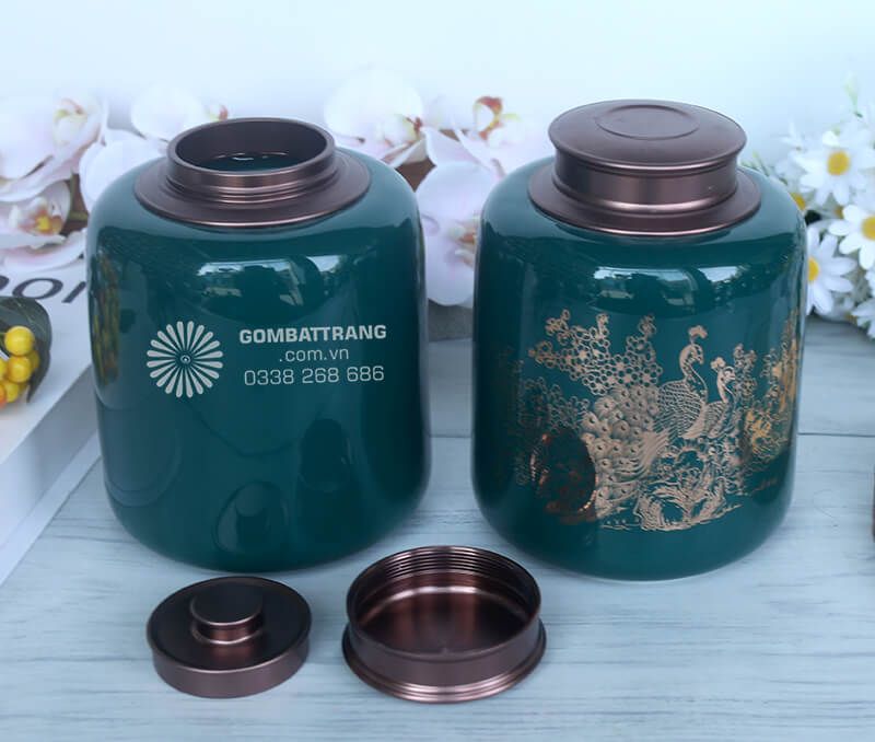 Đặt hộp đựng trà trên bàn trà gỗ, kệ trang trí hay trong tủ kính, sản phẩm đều tỏa sáng với vẻ đẹp cổ điển đậm chất Á Đông